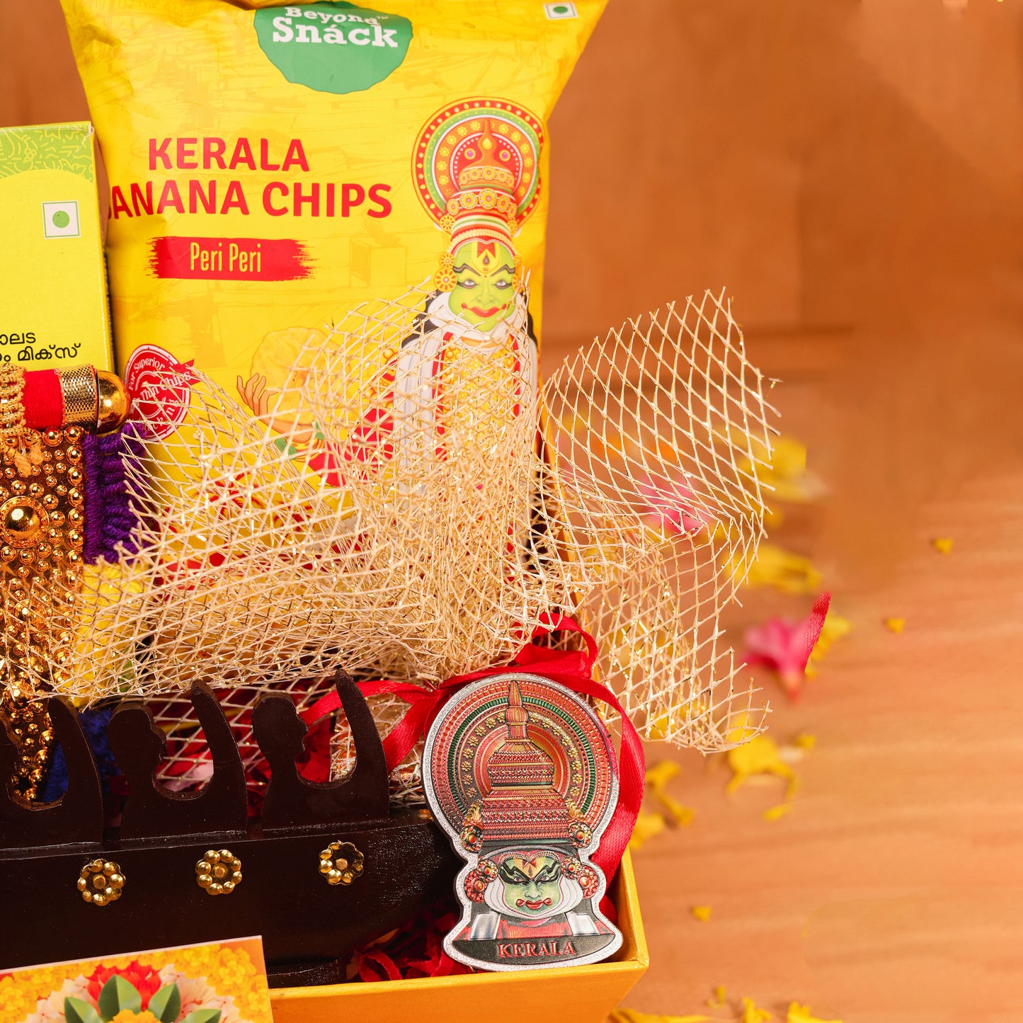 Nettipattom Onam Gift Hamper with Banana Chips, Payasam Mix, and Kerala Décor Items| Katakali Fridge Magnet | Artistic Onam Magnet
