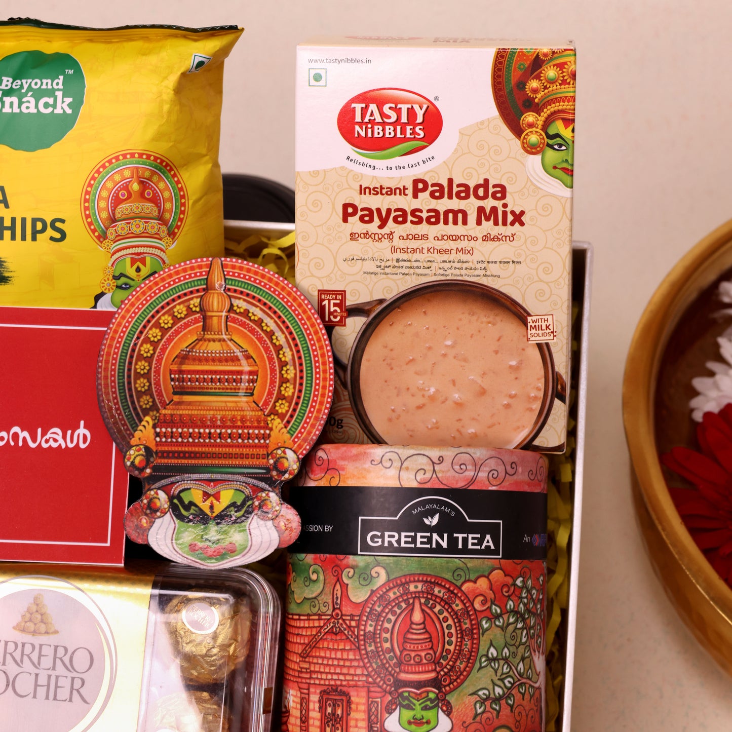 Utharadam Onam Gift Hamper with Green Tea, Chocolates, Banana Chips & Kathakali Wall Décor | Premium Harrisons Malayalam Green Tea in Jar | Refreshing Onam Treat